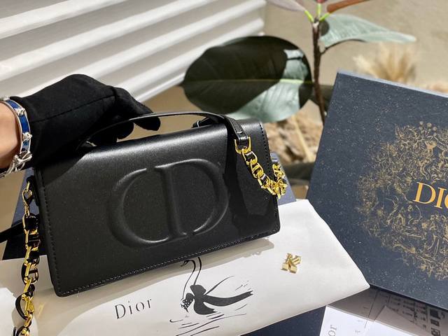 原单 折叠礼盒 官网飞机箱 Ddd Dior Cd Signature 迷你woc 链条手袋 Ddd 新品 由 Maria Grazia Chiuri 精心 设