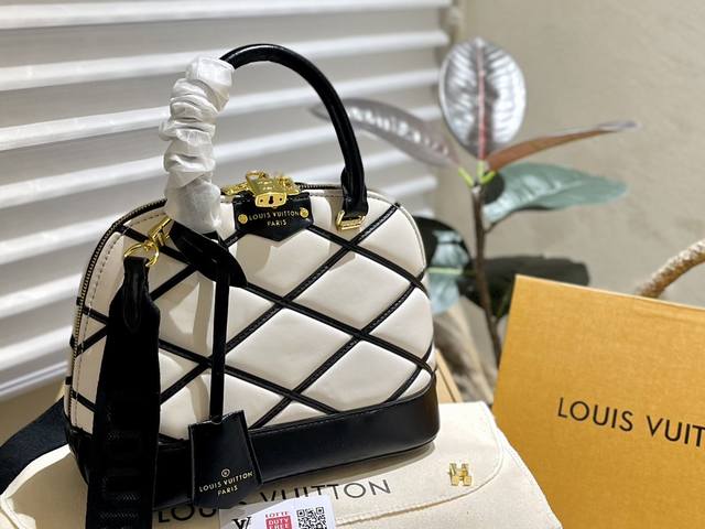 礼盒包装 Ddd Lv 23新品 Alma Bb 贝壳包 原版高品质 包包这款retiro 手袋以标志性的老花面料制成 经典永恒 优雅低调的外形设计和宽敞的包身