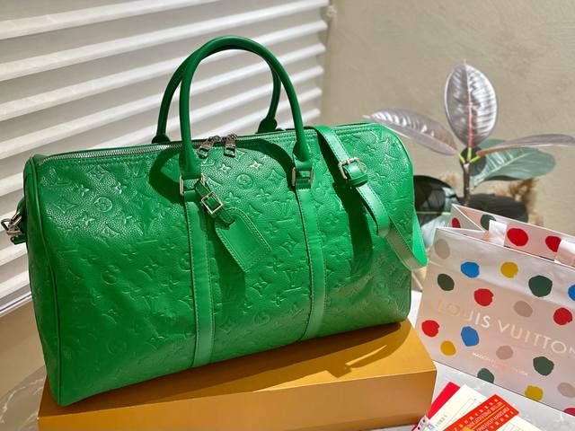 Lv Fw23 新品 旅行袋 机场旅行包来咯lv专柜同款旅行包 范冰冰 杨幂 刘涛各路大牌明星同款我有自留一直在用每个摩登旅者 都要拥有一只帅气能装的旅行袋 时