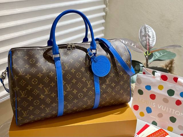 Lv Fw23 新品 旅行袋 机场旅行包来咯lv专柜同款旅行包 范冰冰 杨幂 刘涛各路大牌明星同款我有自留一直在用每个摩登旅者 都要拥有一只帅气能装的旅行袋 时