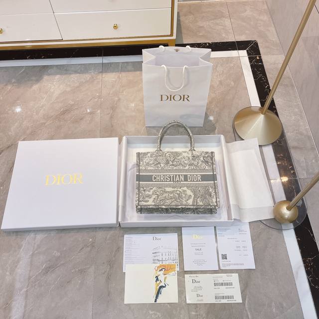 原单刺绣 礼盒包装 Ddd Dior 高级老虎刺绣 Book Tote今年最喜欢的一款购物袋 Tote我用的次数最多的包 因为容量超级大 不管什么东西都向里面放