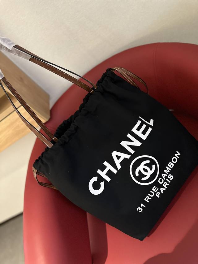 礼盒包装 Ddd 香奈儿chanel 抽绳帆布托特包 Ddd 简单百搭 颜值高 Ddd 日常出街首选 Ddd 潮酷时尚女孩必入款 Ddd 尺寸 33 39 Dd