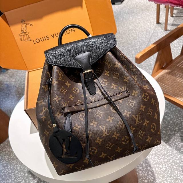 Lv Montsouris 双肩包 L家帅气 Montsouris双肩包备受拥戴拥有超久历史 华丽感爆棚 21春夏不可或缺 秀气精致很提气质 喜欢lv Loui