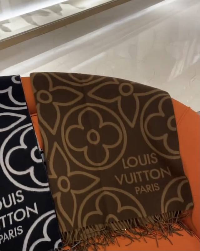 Lv In Bloom 围巾以宽幅尺寸呈现大号 Monogram 花卉 讲述繁复主义的视觉理念 毛绒混纺于冬日围裹暖意 可双面佩戴 Ddd 长度 X 高 Ddd