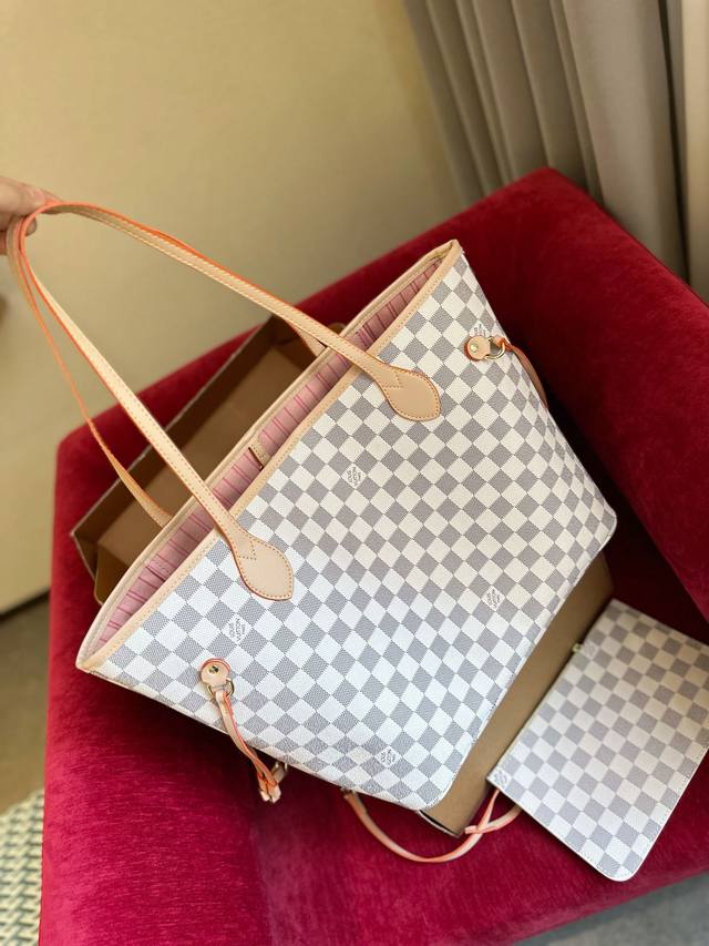 礼盒包装 Ddd Lv Neverfull 购物袋 入门级的款式哦 绝对的终身款 此物经典不言而喻 街拍和实用都是非常nb的选择 大家拿到后可以感受下 皮质颗粒