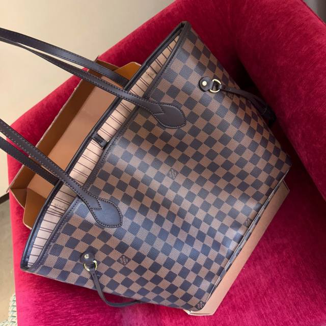 礼盒包装 Ddd Lv Neverfull 购物袋 入门级的款式哦 绝对的终身款 此物经典不言而喻 街拍和实用都是非常nb的选择 大家拿到后可以感受下 皮质颗粒