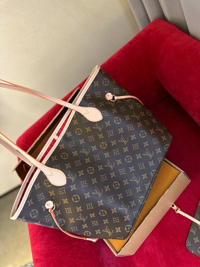 礼盒包装 Ddd Lv Neverfull 购物袋 入门级的款式哦 绝对的终身款 此物经典不言而喻 街拍和实用都是非常nb的选择 大家拿到后可以感受下 皮质颗粒