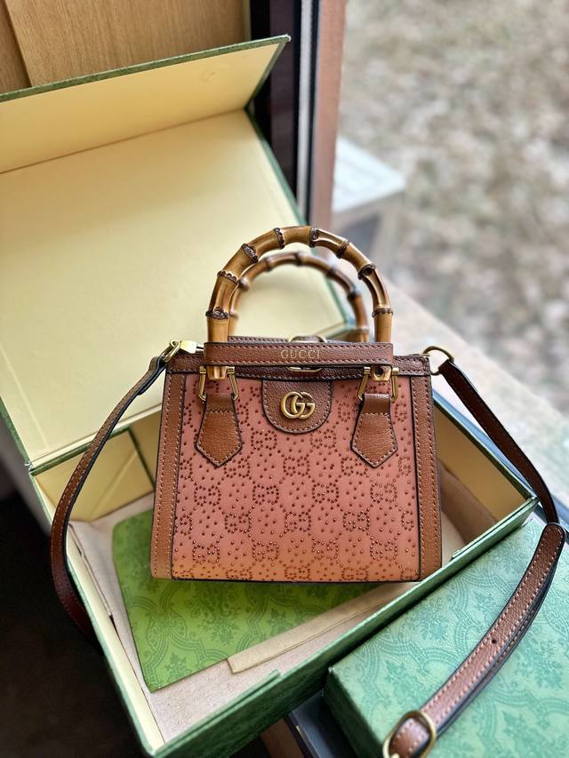 折叠礼盒包装 Ddd Size 20Cm Ddd Gucci 限定满天星 Diana 竹节手袋 Ddd 赶紧捂好钱包哦 Ddd 方正廓形 精简百搭 Ddd 竹节