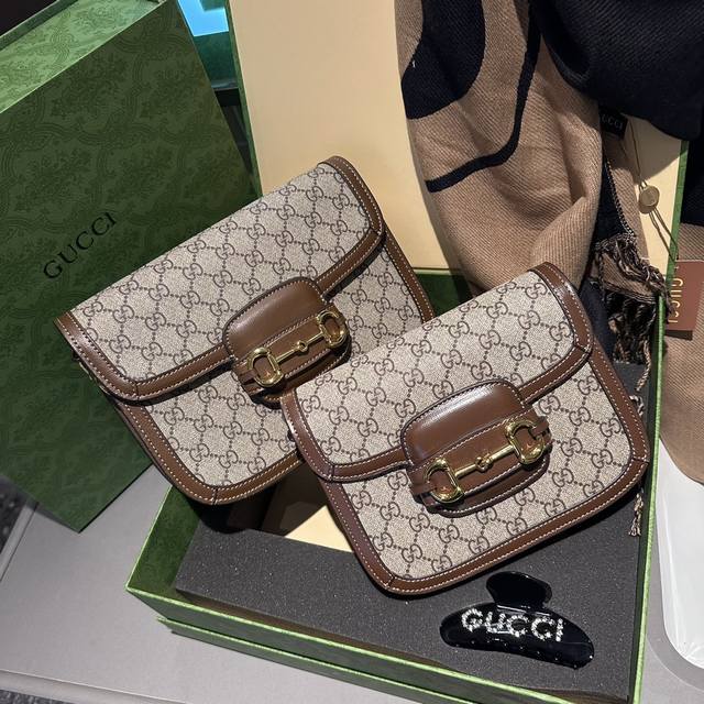 超级套盒 Ddd Gucci 1955马鞍包gg羊绒围巾鲨鱼发抓 Ddd Gucci 1955马衔扣手袋在2020早春系列中惊艳亮相 这一手袋延用了六十余年前经 - 点击图像关闭