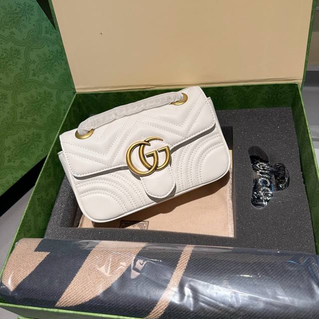 超值套盒 Ddd 马蒙包 Gg羊绒围巾 Gg鲨鱼夹 Ddd Gucci Marmont链带肩背包采用颇具结构感的柔软造型和超大号翻盖封口配以双 G 金属配件可滑