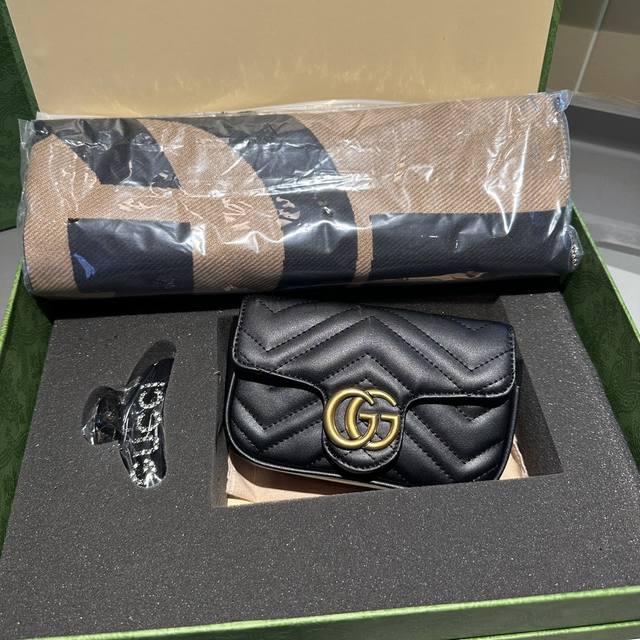 超值礼盒 Ddd Mini马蒙包 Gg羊绒围巾 Gg鲨鱼夹 Ddd Gucci Marmont链带肩背包采用颇具结构感的柔软造型和超大号翻盖封口配以双 G 金属