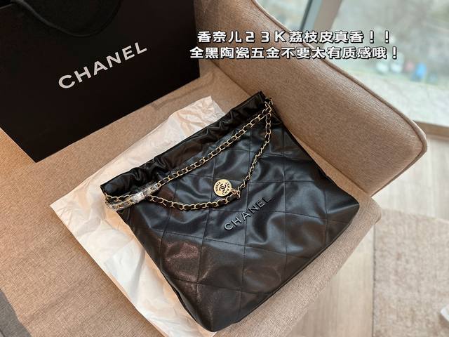 无盒 Ddd Size 36x36Cm Ddd 太好搭配了呜呜呜 Ddd Chanel 22Bag 荔枝纹更酷哦 Ddd 全黑陶瓷五金不要太有质感哦 Ddd 软