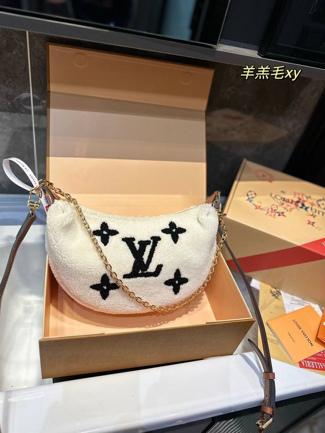 Louis Vuitton 23冬日限定 羊羔毛系列 Ddd 没人能拒绝秋冬大衣搭配一款羊羔毛iv限定包 Ddd 包lv曾经出过一次羊羔毛 Ddd 之前想买这个