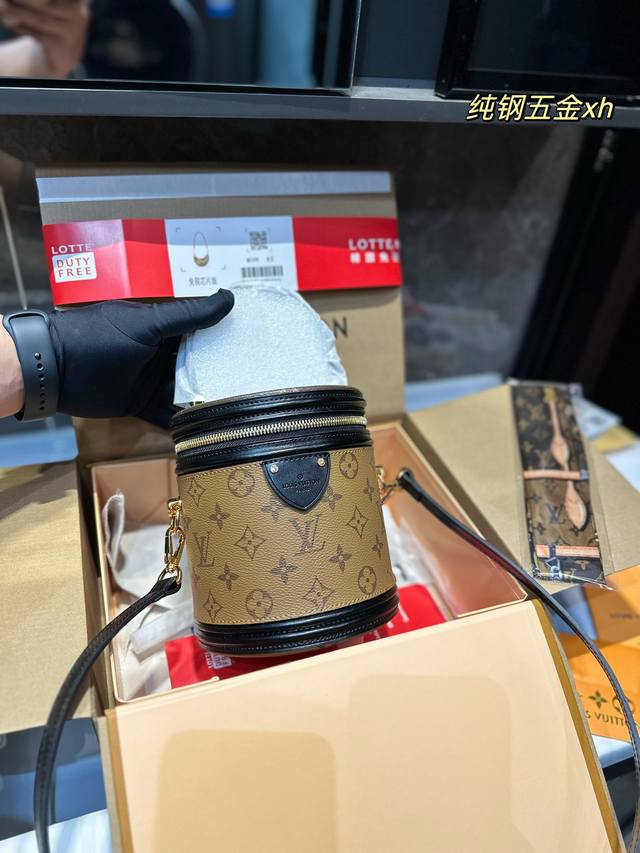 折叠飞机礼盒 Ddd Lv Canne 发家致富第一-步 入个lv发财桶使用率100%的这款lv圆桶 Ddd 容量真的巨巨巨大 Ddd 手机 粉饼 卡包都塞得下 - 点击图像关闭