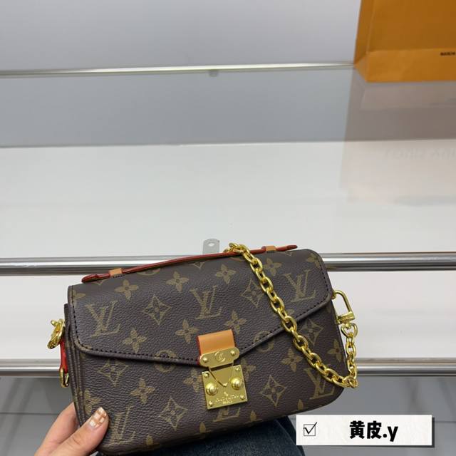 全套包装 Ddd Lv Mini 新款邮差包 定制激光篆刻锁扣 老花手提单肩斜挎包 优雅低调的外形设计和宽敞的包身更加入了实用性 Lv闪亮的纯钢金色五金配件-