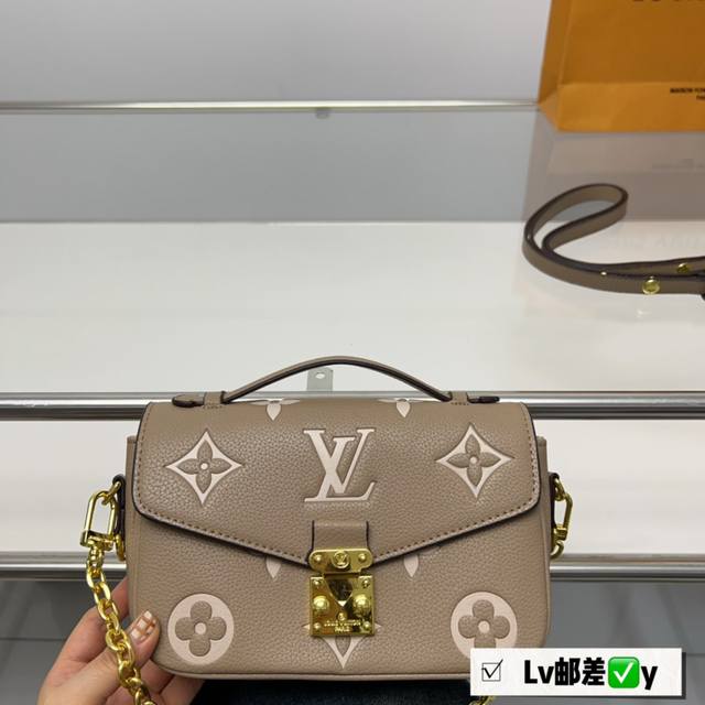 全套包装 Ddd Lv Mini 新款邮差包 定制激光篆刻锁扣 老花手提单肩斜挎包 优雅低调的外形设计和宽敞的包身更加入了实用性 Lv闪亮的纯钢金色五金配件-