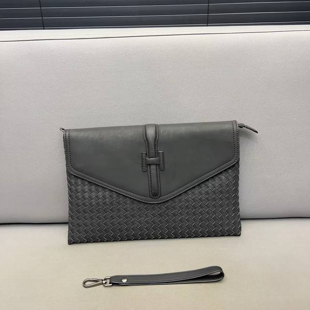 Bottega Veneta 葆蝶家 Ddd 手工编织翻盖手拿包 男士夹包 文件包采用精湛镶嵌细工 经典百搭 实物拍摄 原厂原版面料 配送防尘袋 29 X 19