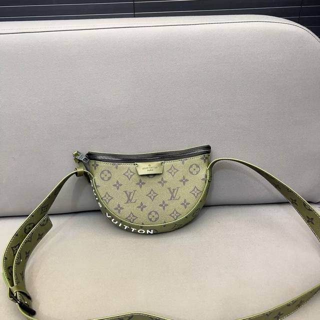 Louisvuitton 路易威登 Ddd Moon 军绿色单肩斜挎包 采用精湛镶嵌细工 实物拍摄 原厂原版面料 配送防尘布 24 X 16Cm Ddd