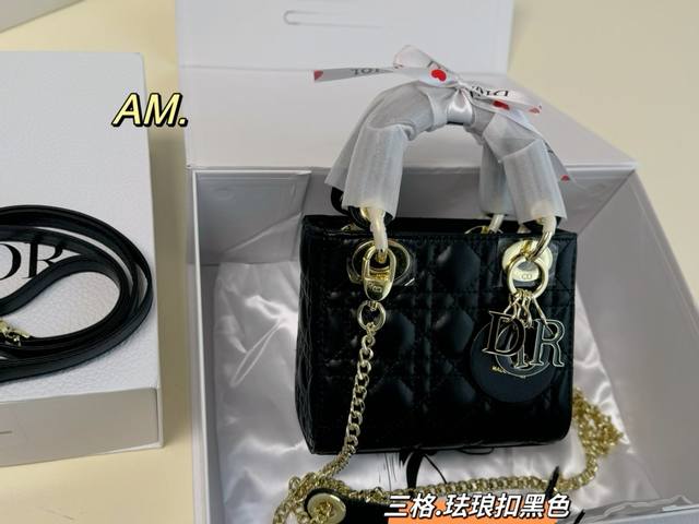 折叠盒 Ddd Size:16 14 Ddd Lady Dior 迪奥五格珐琅扣戴妃手提包 Ddd 以藤格纹缉面线打造醒目的绗缝细节 Ddd 时髦典雅的设计经久 - 点击图像关闭