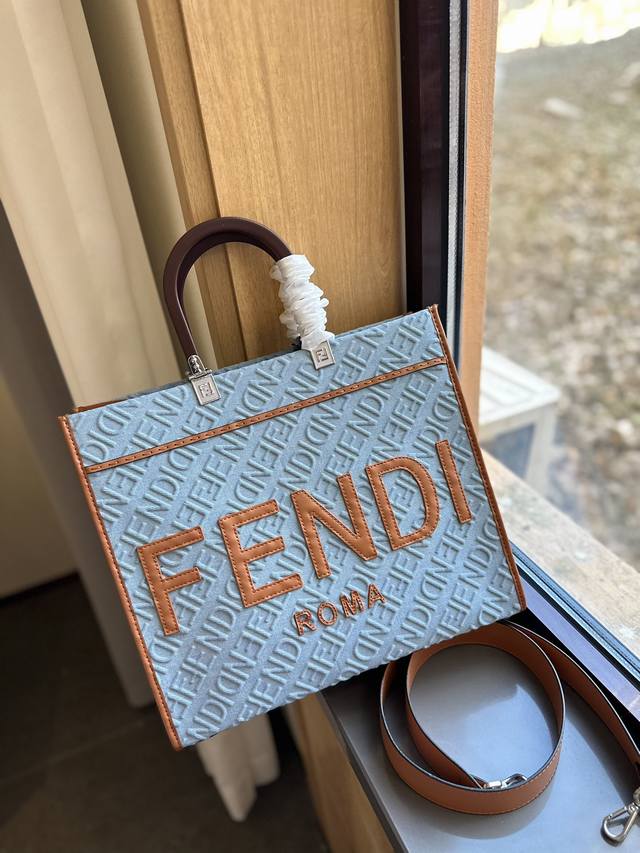 尺寸 40Cm Ddd F家 Fendi Peekabo 购物袋 Ddd 经典的tote造型 Ddd 但是这款最大的特点 Ddd 手提腋下 Ddd