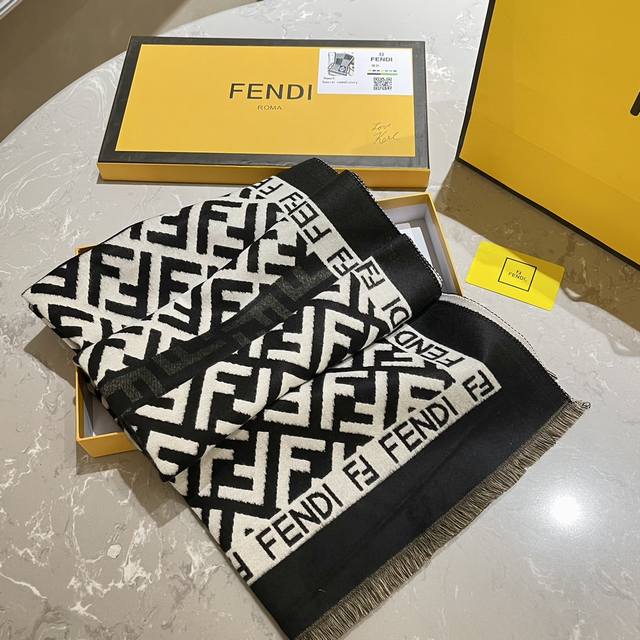 羊绒围巾 礼盒包装 Ddd Fendi 经典围巾真材实料 这款围巾适用于春 秋 冬 当作披肩超好看 提亮肤色 上身效果气场非常强大手感柔软成色有质感 匠心之作