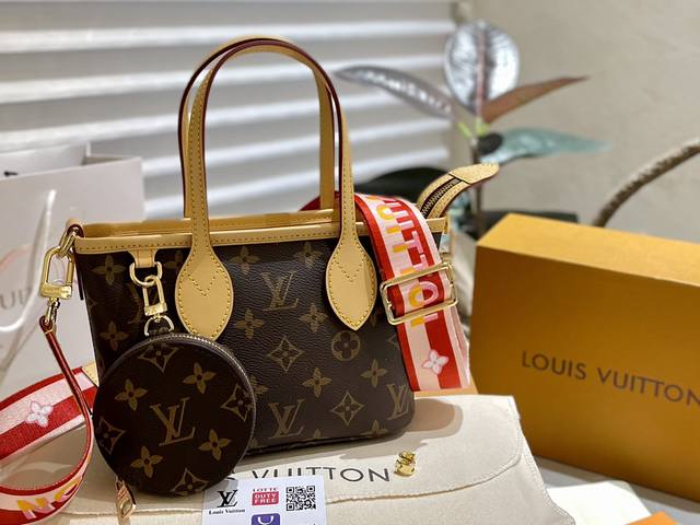 蜜蜡小牛皮 折叠礼盒 Ddd Lv 新品 Mini Tote 这款包 真是太有味道了 浓浓的复古风情 Vintage 的精髓体现的淋漓尽致 挺括明快的线条与丰富