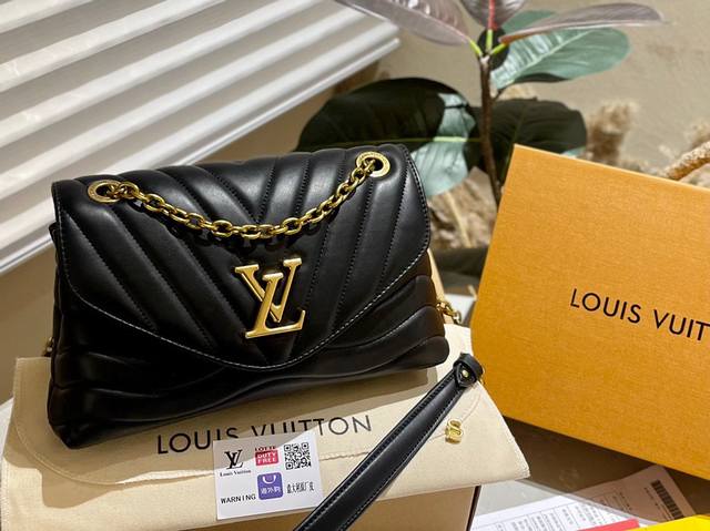 折叠礼盒 Ddd Lv New Wave 邮差包 链条包 V 形绗缝的链袋手袋 复古黄金色链幻灯片通过雕刻小孔 而折叠扣件使其柔软 由于它的多个隔间 内部使女性