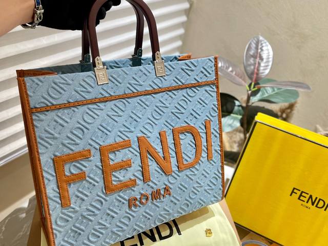 尺寸 40Cm Ddd Fendi Peekabo 购物袋 Tote Ddd 经典的tote造型 Ddd 但是这款最大的特点 Ddd 手提腋下 Ddd - 点击图像关闭