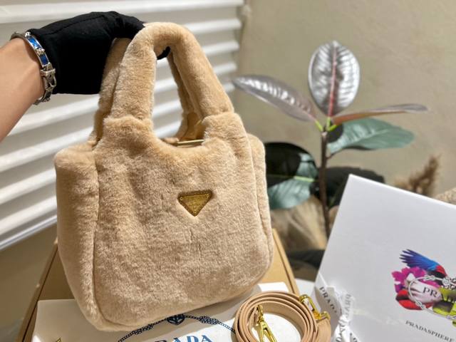 礼盒包装 Ddd Prada 新品 毛毛 Mini Tote 菜篮子包 小网红包 Prada永恒经典 真正原版复刻 轻便时尚 潮人必备 普拉达由玛丽奥 普拉达于