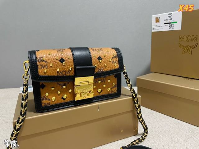 牛皮 Ddd 新品 这次的mcm有点不一样 Ddd 黑金 铆钉 皮穿链 Ddd Mcm Gold Visetos这样一款特别的秋冬款 Ddd 你衣柜里的皮衣和奢