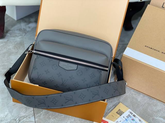 高品质 折叠礼盒 飞机盒 5 发票 说明书 M30830本款 Outdoor Lv 邮差包以经典 Monogram 帆布和 Taga 皮革塑造摩登构型 其拉链主