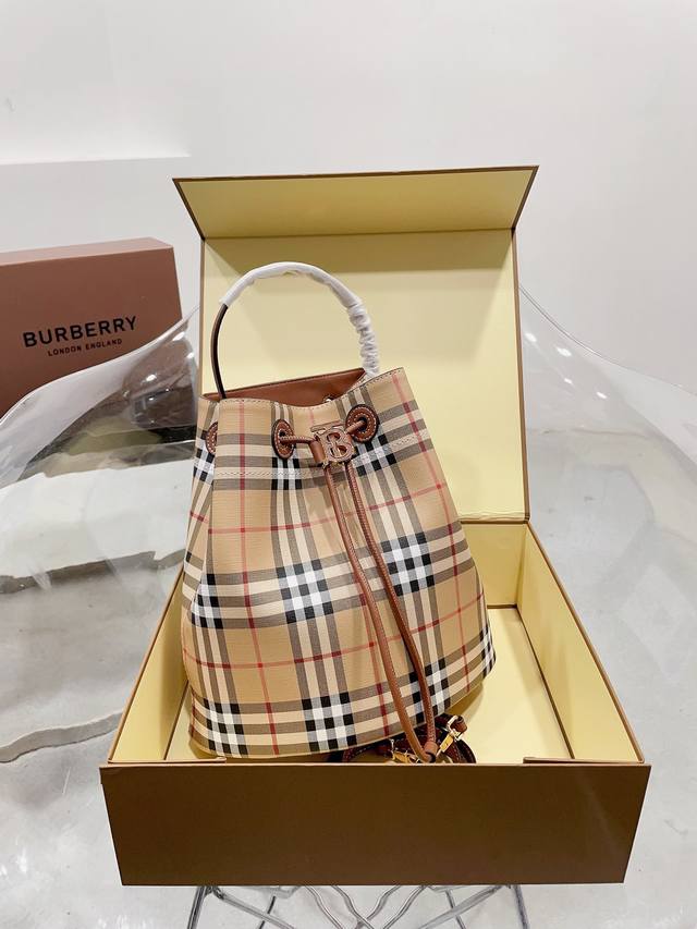 折叠礼盒 Ddd Burberry 原单货 巴宝莉专柜新款水桶包实用耐久的 Canvas 水桶包 采用原版格纹皮革材质顶部皮革提柄四季必备 林心如等各大明星同款