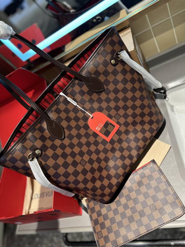 折叠礼盒官网飞机盒 Ddd 原单lv Neverfull 购物袋 入门级的款式哦 绝对的终身款 此物经典不言而喻 街拍和实用都是非常nb的选择 大家拿到后可以感