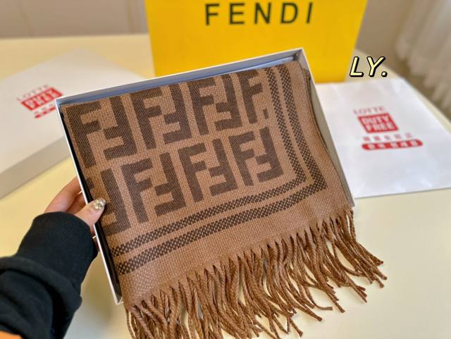 配盒纸袋 Ddd Size:180 70 Ddd Fendi 芬迪秋冬老花韩系围巾 Ddd 冬季真的太适合戴围巾啦 Ddd 百搭实用也做披肩 Ddd 不仅好看又