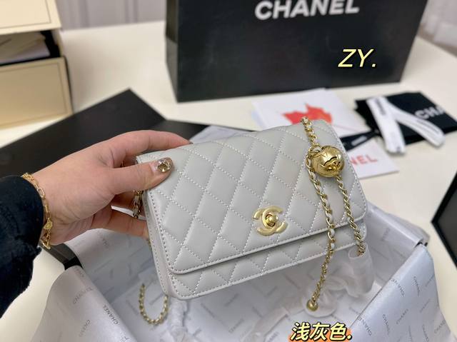 折叠盒 Ddd Size 19 13 Ddd Chanel香奈儿金球woc发财包 Ddd 经典百搭的菱格纹和皮穿链 Ddd 搭配做旧磨砂感小金球 Ddd 贴合时