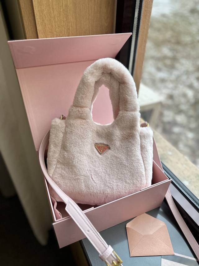 礼盒包装 Ddd Prada 新品 毛毛 Mini Tote 菜篮子包 小网红包 Prada永恒经典 真正原版复刻 轻便时尚 潮人必备 普拉达由玛丽奥 普拉达于