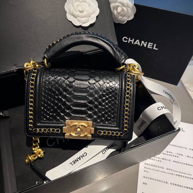 折叠礼盒包装 Ddd Chanel 限定款 编织手柄 Leboy 高级工匠打造 Lebou是卡尔 拉格斐老佛爷在chanel2011年9月才推出的年轻产品 这次