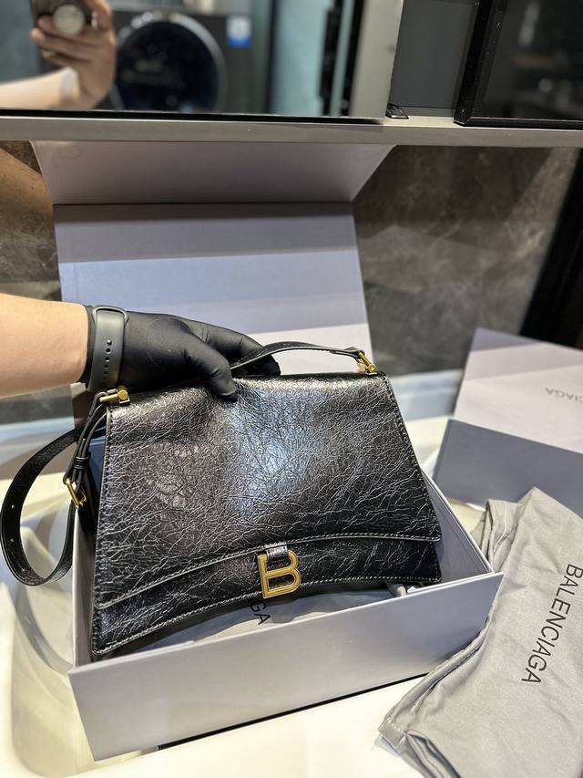 Balenciaga 秋季新款 Crush 包款強勢登場 独特的标志 Ddd 性弧线形状造型底部设置一个圆润光滑的拱形弧线 以解构手法重释经典 Or柔韧的造型易