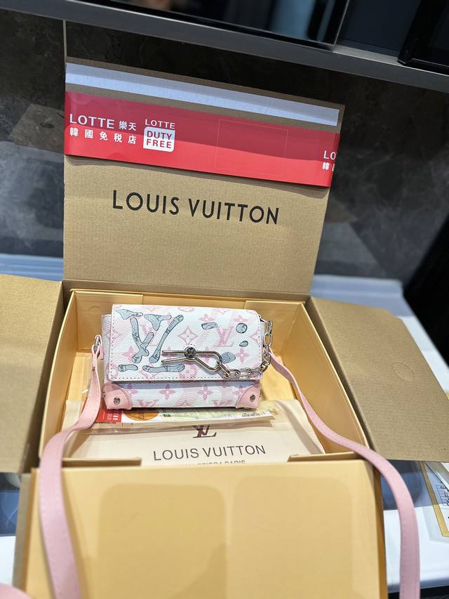 礼盒包装 Ddd Lv 黑花丝印柔软的 Monogram Taurillon 皮革 与steamer 风格链条等经典元素相得益彰 配有可调节肩带 便于背携 拉链