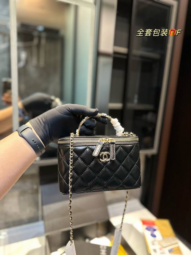 头层皮 折叠礼盒 Ddd Chanel手柄小箱子香奈儿 Chanel 新品 手柄盒子包 链条包 化妆箱优质羊皮手感超级好 原版五金 超级大牌 以华丽高贵的外形成