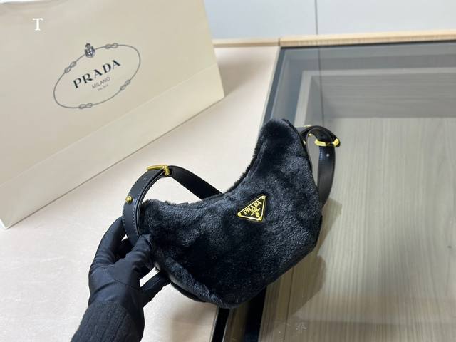 Size 22 12Cm Ddd Ddd Prada Hobo腋下包 Ddd 普拉达兔毛 Ddd 脑子里是瞬间相出了n种搭配方式 Ddd 非常的百搭 上身也非常