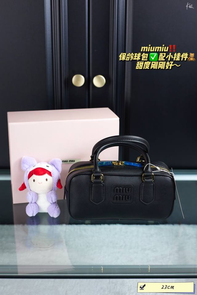 配折叠盒 Ddd Miumiu 缪缪 保龄球公文包 Ddd 配小玩偶可手拎可斜挎 Ddd 出场就是小公主 Ddd 尺寸 23Cm Ddd