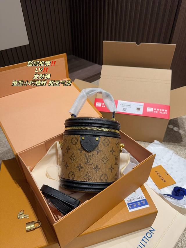 全套包装套尺寸15 17 Ddd Lv 发财桶 Ddd 造型小巧精致 Ddd 拎在手里超级显气质 Ddd 各种风格都hold住 Ddd 凹造型更是绝了 Ddd