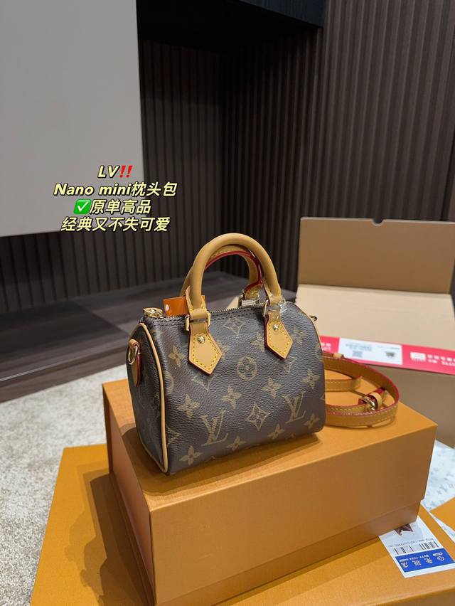 全套包装尺寸16 10 Ddd Lv Nano Mini枕头包 Ddd 原单高品 Ddd 真的很精致啊 一眼击中你的心 Ddd 虽然小巧但是装的也很多 口红粉饼