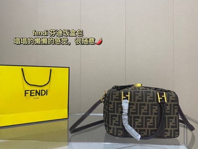 原单品质 Ddd Fendi 芬迪这款便当饭盒包虽然方方的 但是它的好处就是 不是定型包 塌塌的懒懒的感觉 很随意 背上身也不会太正式老气 还有容量巨大 F家老