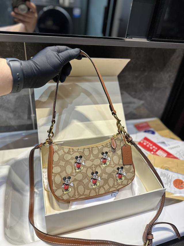 礼盒包装 Ddd Coach 新品 迪士尼联名 Teri腋下包 Ddd Coach蔻驰 隆重回归的香布雷系列 结合了 Teri腋下包 奢华细腻的面料搭配时尚雅致