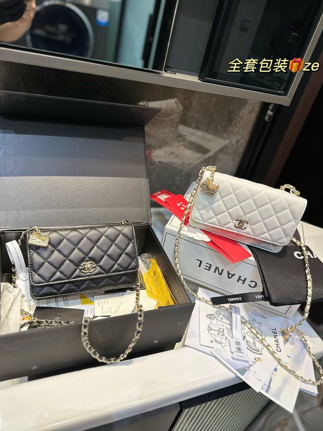 礼盒包装 Ddd Chanel 香奈儿发财 鱼子酱纹面料 一款随身小 Ddd 包推荐给大家 香奈儿woc新款发财包 可斜挎单肩 链条可收入包内作为手包使用 上身