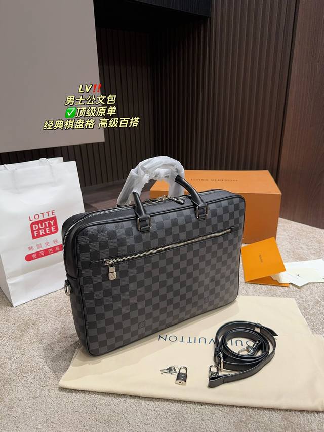 尺寸39 28 Ddd Lv 男士公文包 Ddd 顶级原单 Ddd 经典棋盘格 高级百搭 Ddd 可以斜挎可以手提 Ddd 容量也很大 文件 电脑都可以放 Dd