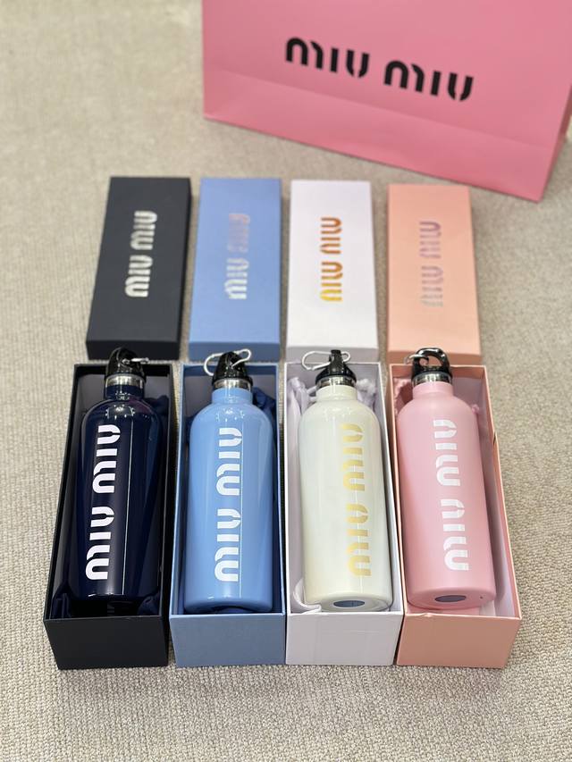 Miumiu 新品保温杯 Ddd 字母logo包包水壶高颜值高仪式感 凹造型超级 Ddd 瓶身采用不锈钢打造饰以 图案激光覆盖瓶拖 背带搭配头层粒面牛皮 Ddd