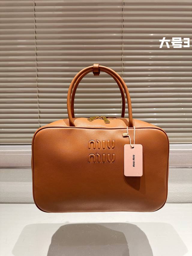 大号 Ddd Size 35Cm Ddd Miumiu保龄球 公文包 Ddd 包包甜度刚好 Ddd 很难不爱啊啊 Ddd 可手拎也可斜挎 Ddd 气场超强大 容